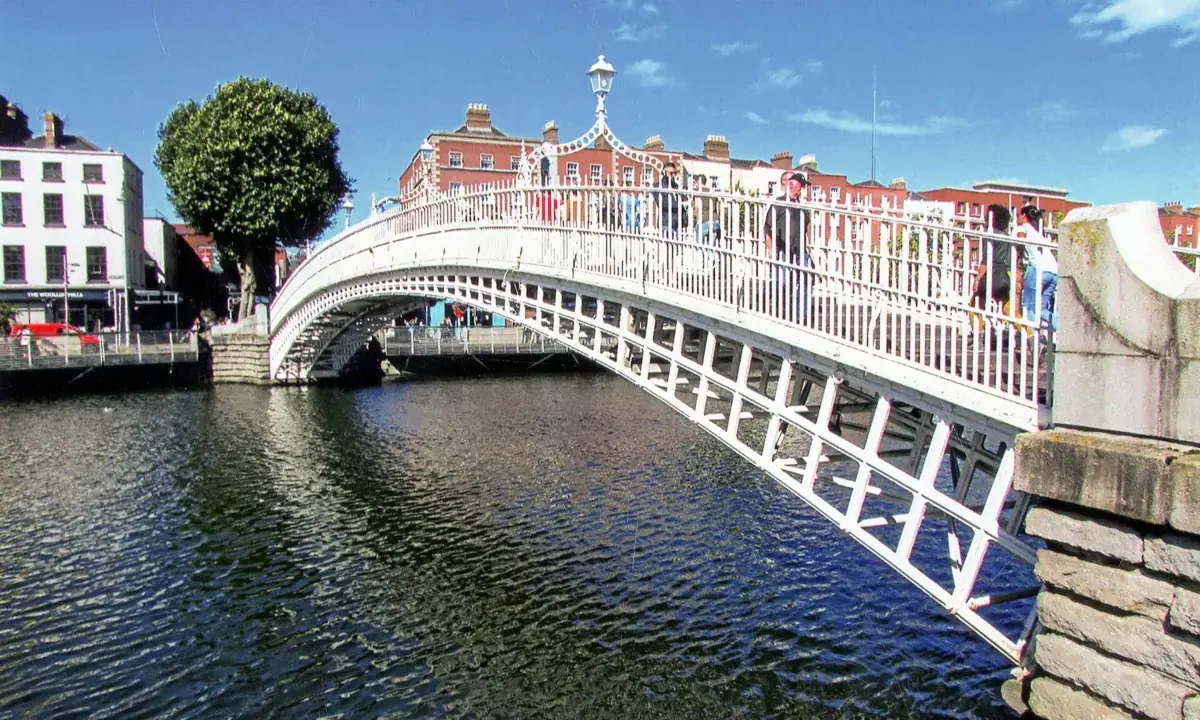 L'Ha'penny Bridge, il ponte pedonale in ghisa sul Liffey a Dublino