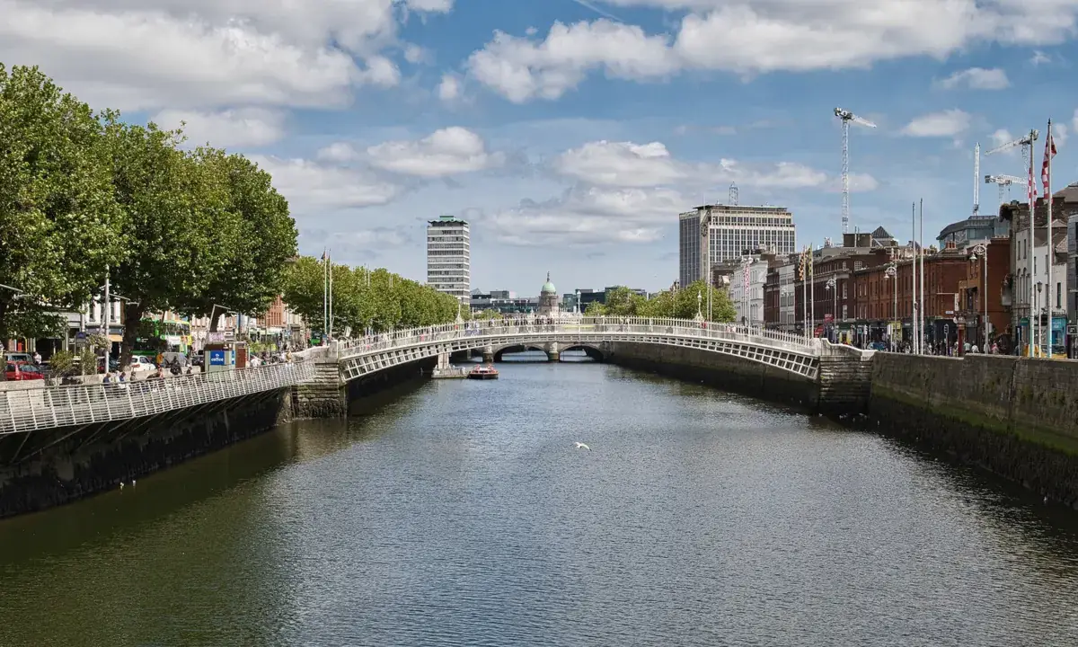 Il fiume Liffey a Dublino con l'Ha'penny Bridge sullo sfondo