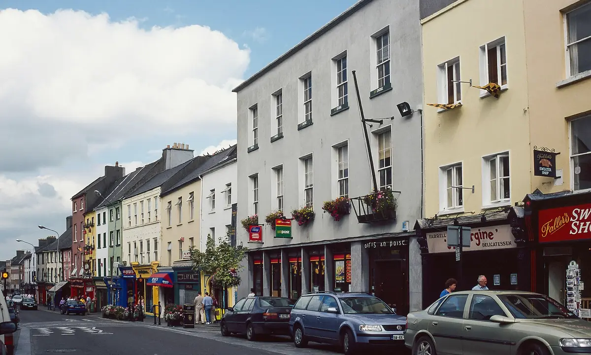 Le facciate colorate della High Street di Kilkenny