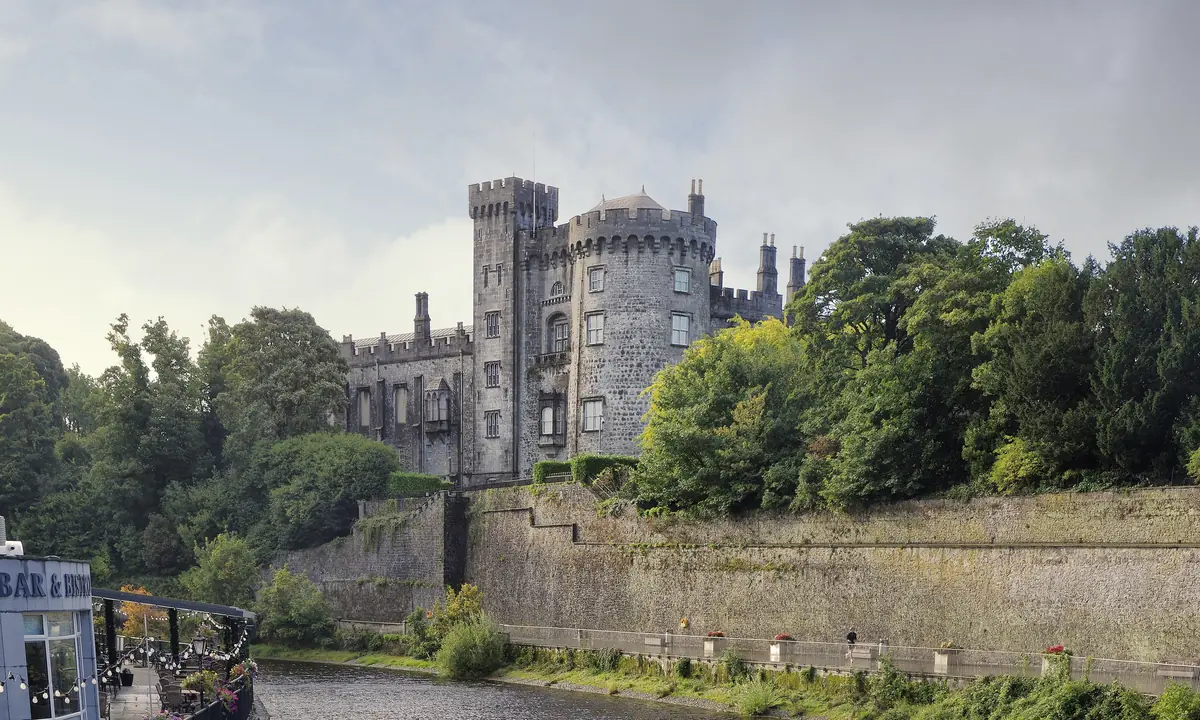Il castello di Kilkenny affacciato sul fiume Nore