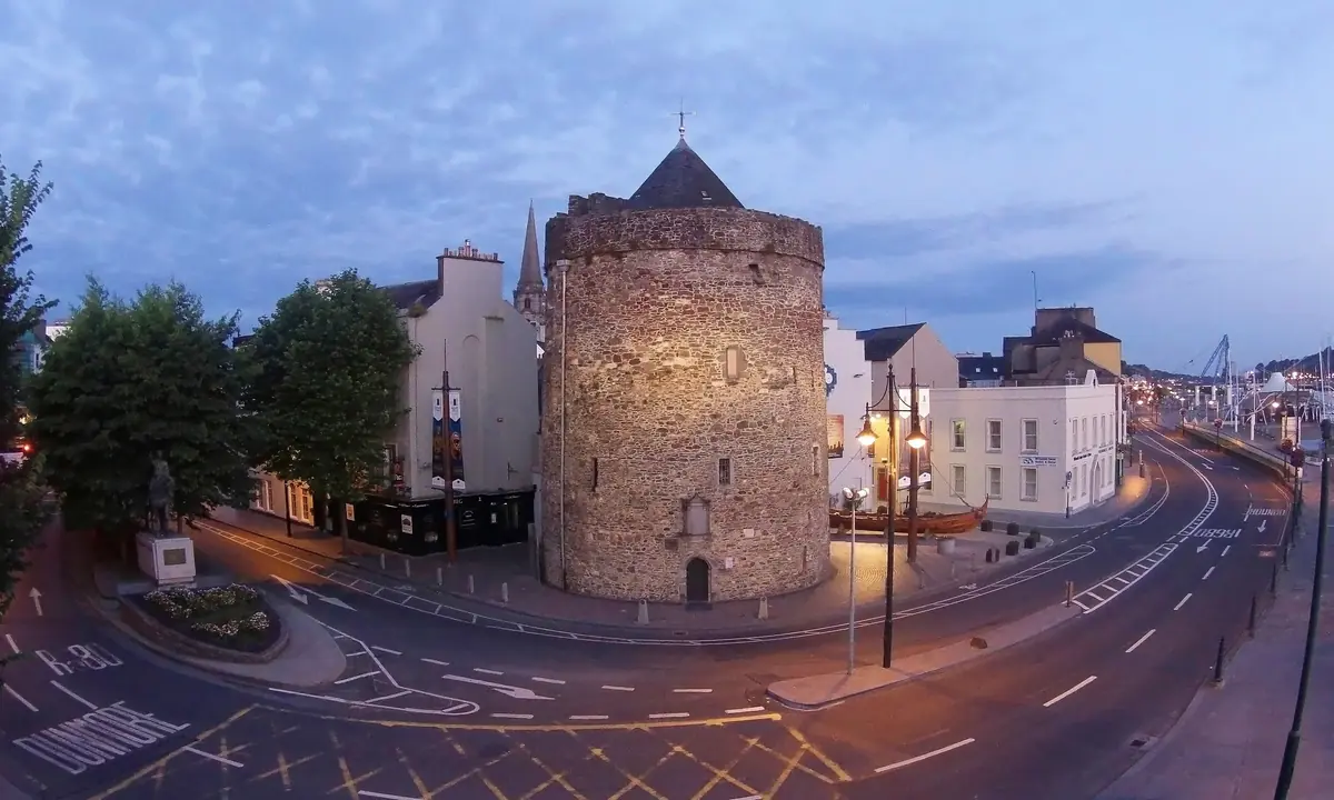 La Reginald's Tower sul lungofiume di Waterford al tramonto
