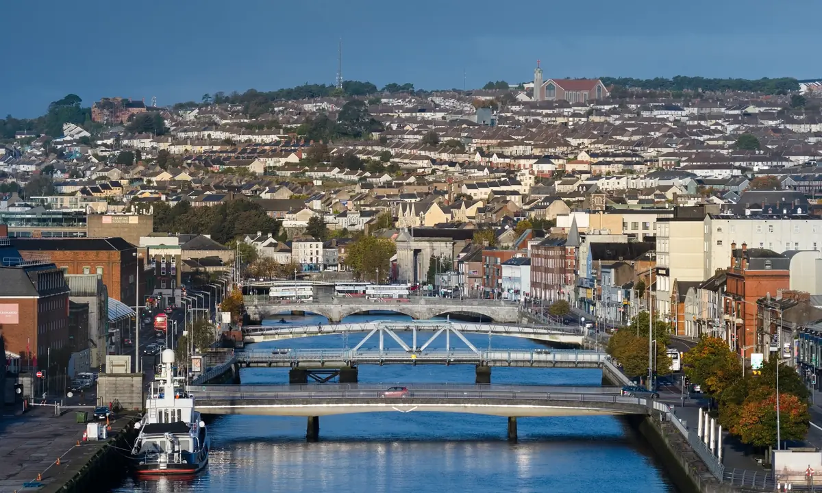Cork vista dall'alto con i ponti sul fiume Lee