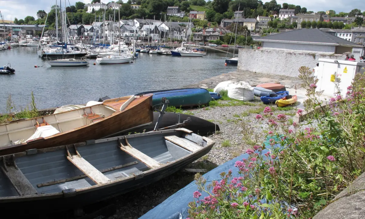 Barche nel porto di Kinsale, con il paese sullo sfondo