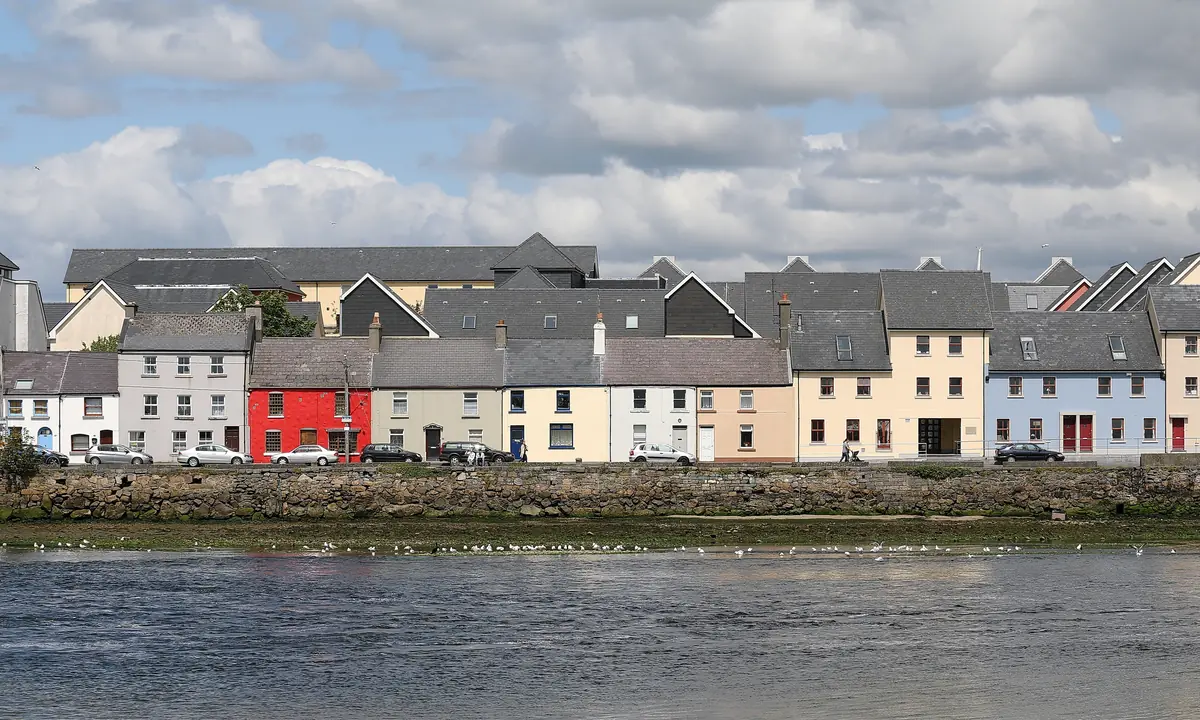 Le case colorate del Long Walk sulla foce del fiume Corrib a Galway